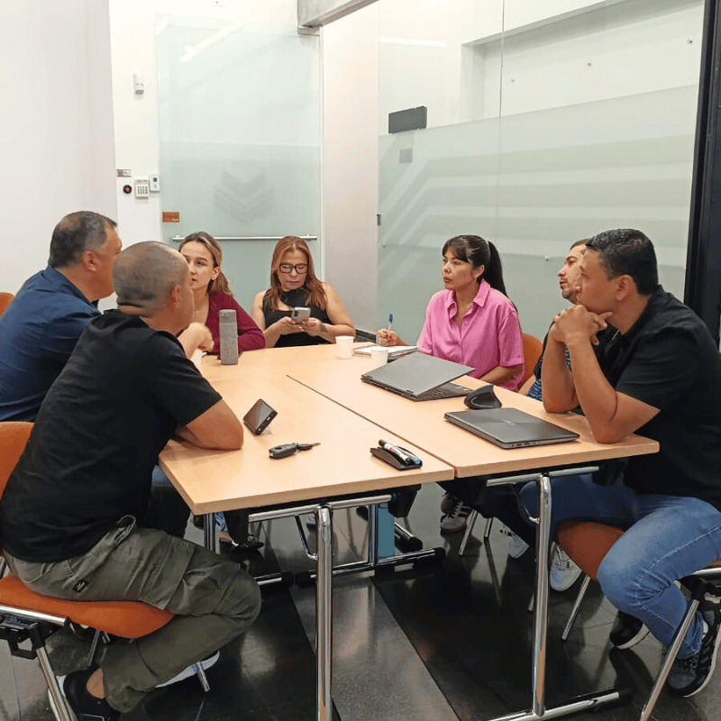 Colaboradores en reunión de implementación y optimización de procesos