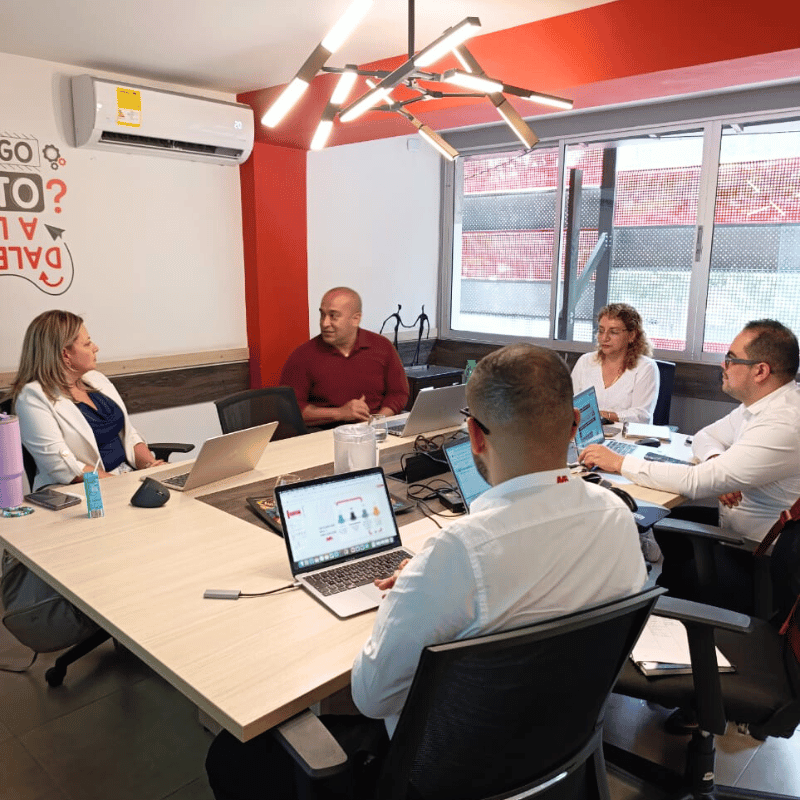 Ejecutivos en reunión de optimización de procesos